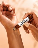 Leve, floral e luminosa, Flor de laranjeira tem uma saída vibrante e natural, com nuances cítricas sutis que evoluem para um coração floral radiante — uma simplicidade refinada que brilha sozinha em qualquer ocasião.